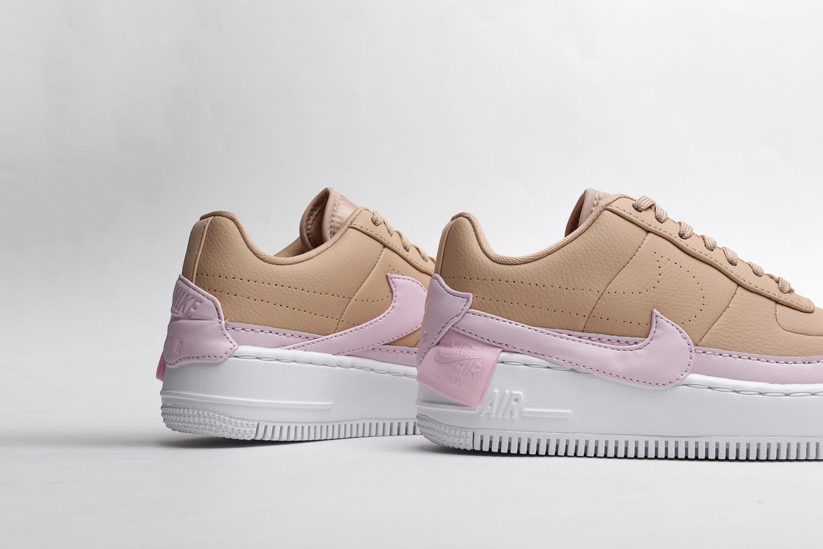  Nike Air Force 1 LV8